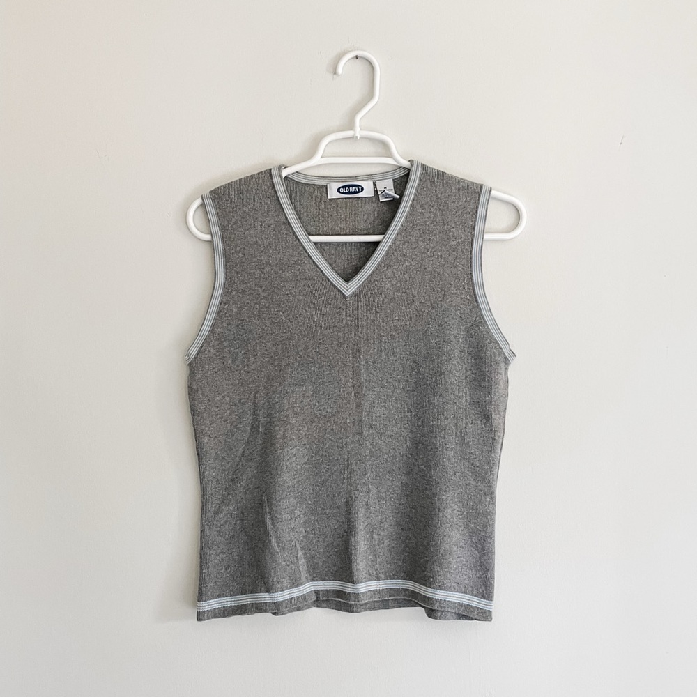 Old Navy Gray Sleeveless Sweatervest Top. Like new! Size M
